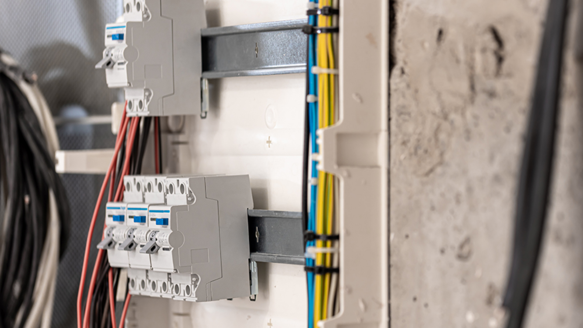 Instalaciones eléctricas y de fontanería realizadas en reforma de vivienda moderna
