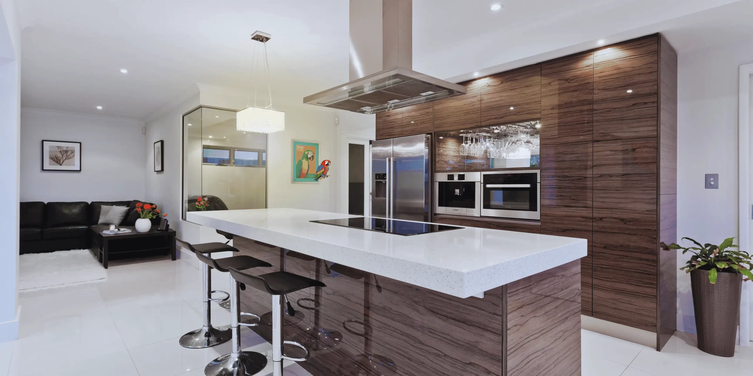 Cocina moderna reformada por Q de Cuina